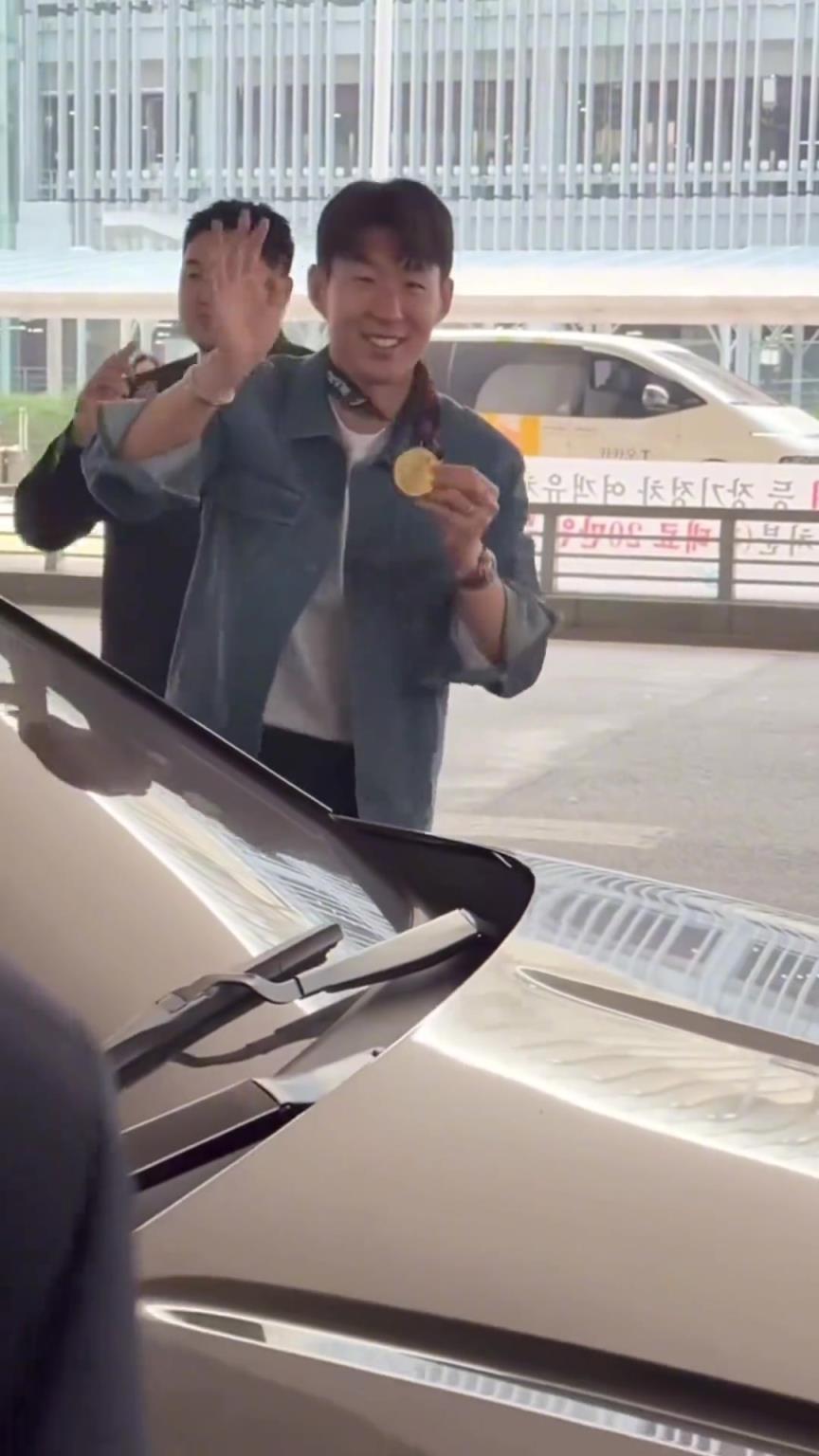 衣錦還鄉(xiāng)！孫興慜返回韓國(guó)，眾多女球迷讓其把歐聯(lián)獎(jiǎng)牌戴上