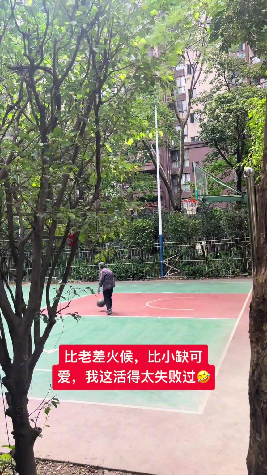 這阿婆單手一投一個準(zhǔn)，姜還是老的辣