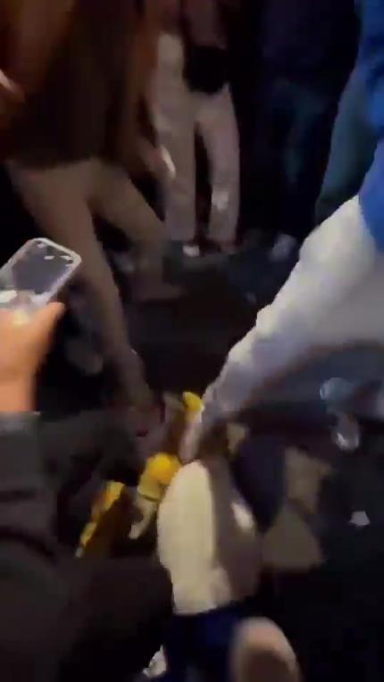 驚！尼克斯大勝步行者后，哈利伯頓遭主場球迷群毆