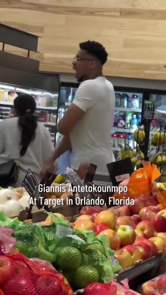 好男人?。∽帜父缭趭W蘭多度假 陪妻子一起逛超市
