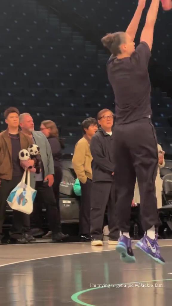 71歲成龍現(xiàn)身巴克萊中心看女籃比賽：她們投籃怎么那么準(zhǔn)?。。?>
                                <div   id=