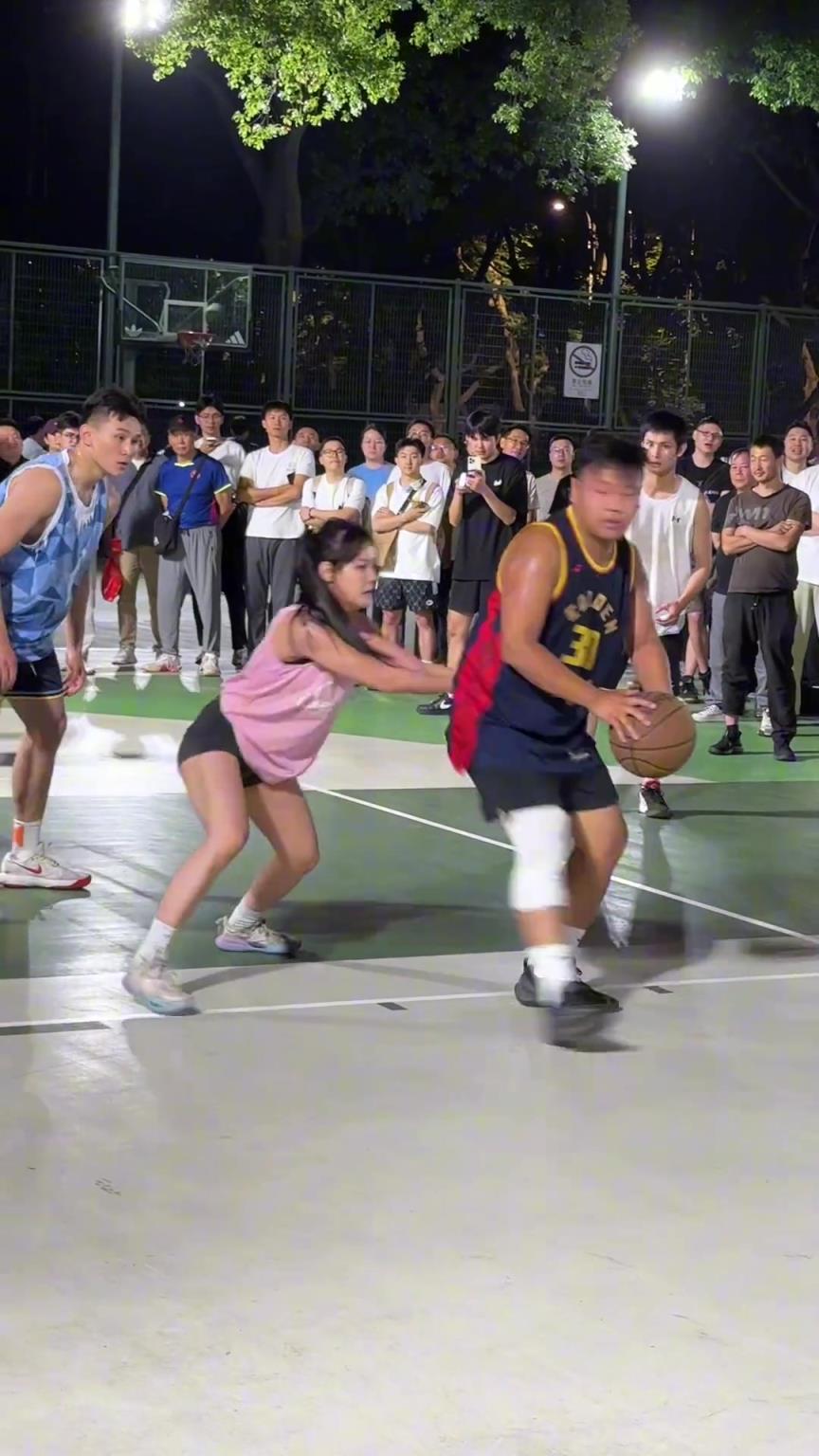 這哥們看見防自己的是女生，一個勁背打，球也不傳了